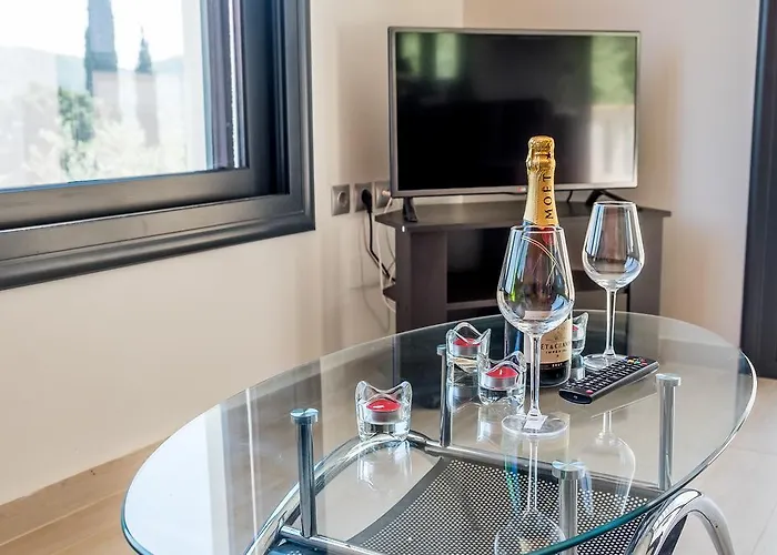 מלון דירות Golden Sun נידרי