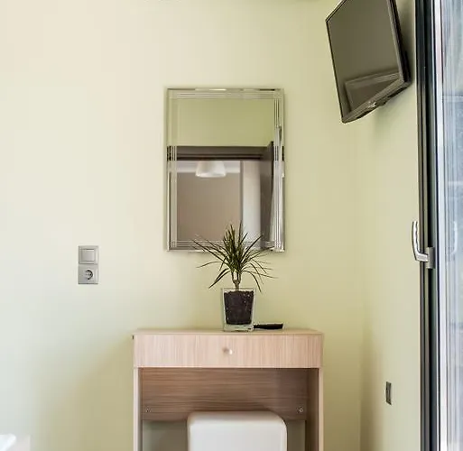 מלון דירות Golden Sun נידרי